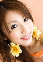 Молодая голая азиатка с цветами 2 фотография
