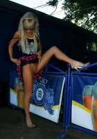 Девушка, наверное, забыла одеть трусики 8 фотография