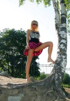 Девушка, наверное, забыла одеть трусики 11 фотография
