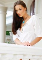 Худышка выставила свою выбритую киску 11 фотография