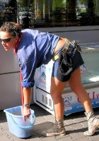 Молодая уборщица наслаждается сосанием в комнате минета 2 фотография