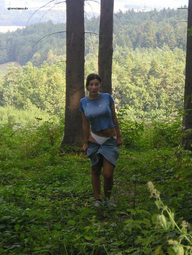 Голая девчушка в зеленом лесу 13 фотография