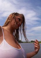 Грудастая девка купается в озере 3 фотография