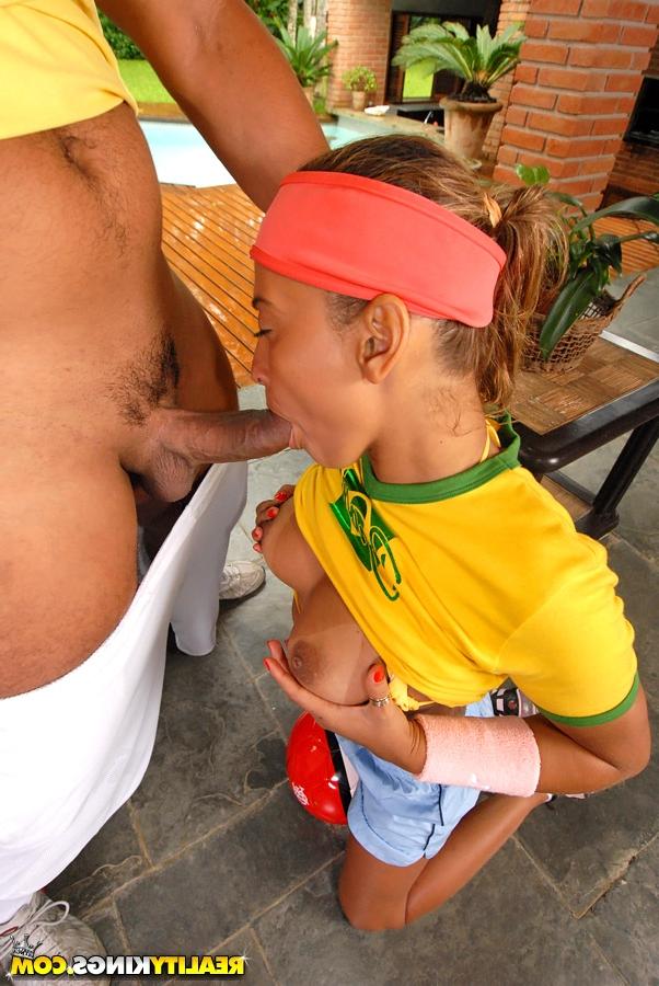 Бразильской футболистке полизали киску 21 фотография