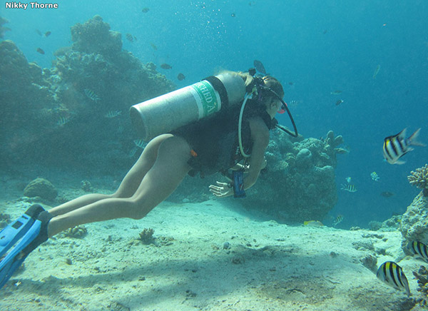 Голая аквалангистка светит киской под водой 2 фотография