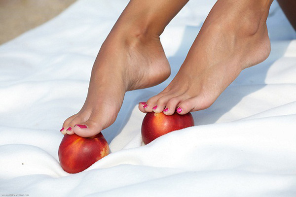 Пикник с яблоками на песчаном пляже 2 фотография