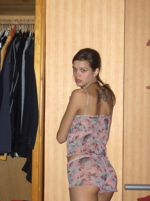 Очаровательная студентка в нижнем белье собирается мастурбировать 2 фотография