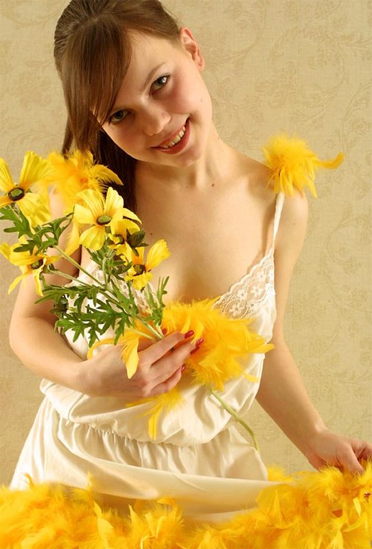 Мастерица дарит цветы собственному влагалищу предварительно раздевшись 2 фотография