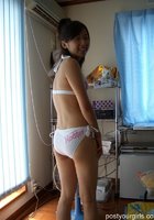 Молодая азиатка собирается снять трусы и лифчик 3 фото