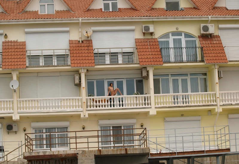 Наслаждается видом на бескрайнее море с балкона 15 фотография