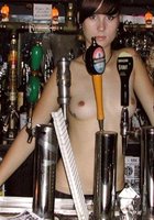 Молодая барменша отклонилась от обязанностей и разделась 10 фотография