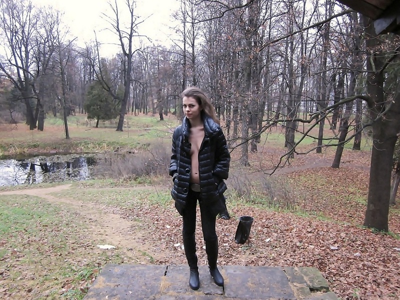 В Питерском парке молодуха сняла трусы 1 фотография