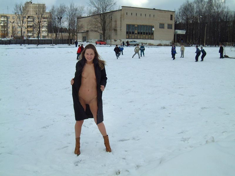 Юлия оголилась зимой на футбольном поле 4 фотография