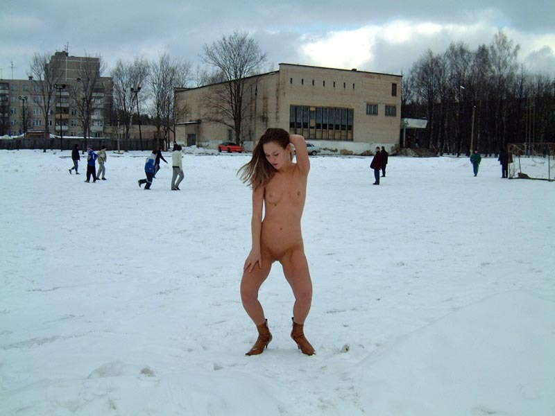 Юлия оголилась зимой на футбольном поле 22 фотография