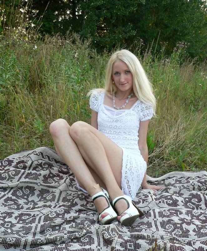Блонда показала голую киску под белым платьем на природе 6 фотография