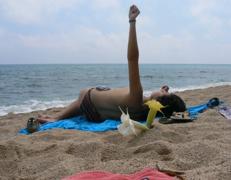 Беременная шалунья отдыхает топлес с подругами  на пляже 4 фотография