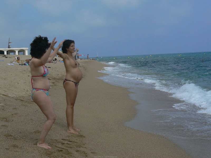 Беременная шалунья отдыхает топлес с подругами  на пляже 13 фотография