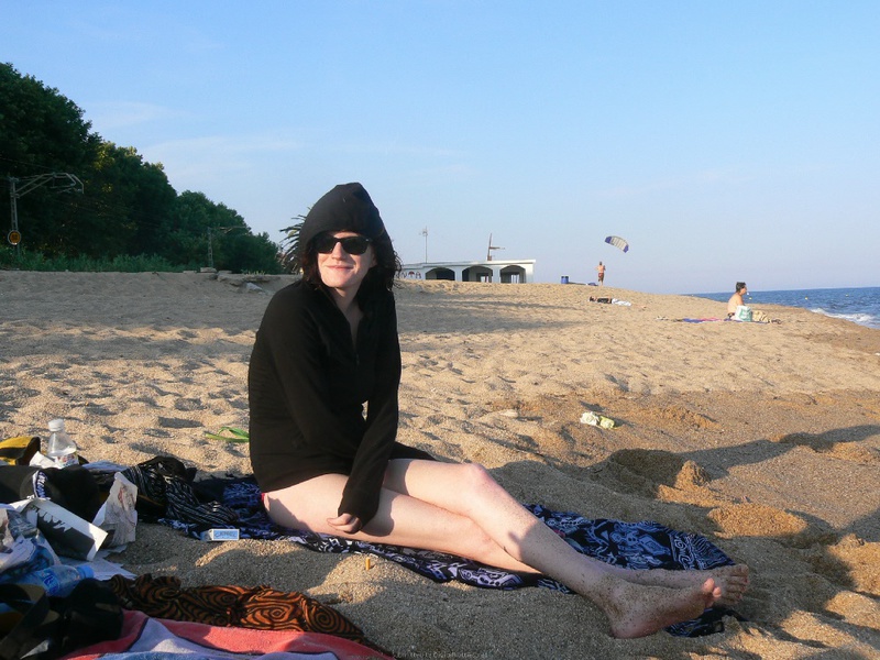 Беременная шалунья отдыхает топлес с подругами  на пляже 17 фотография