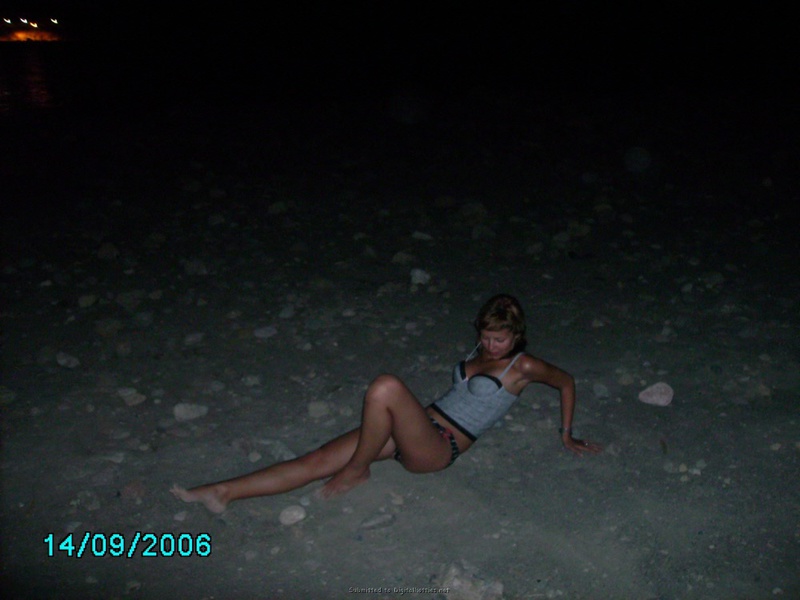 Голая милашка пришла ночью на пляж 20 фотография