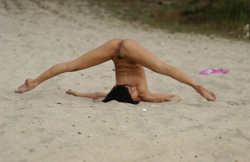 Почти голая балерина танцует балет на пляже 9 фотография