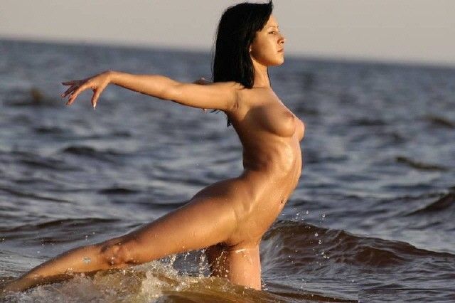 Почти голая балерина танцует балет на пляже 11 фотография