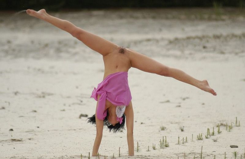 Почти голая балерина танцует балет на пляже 7 фотография