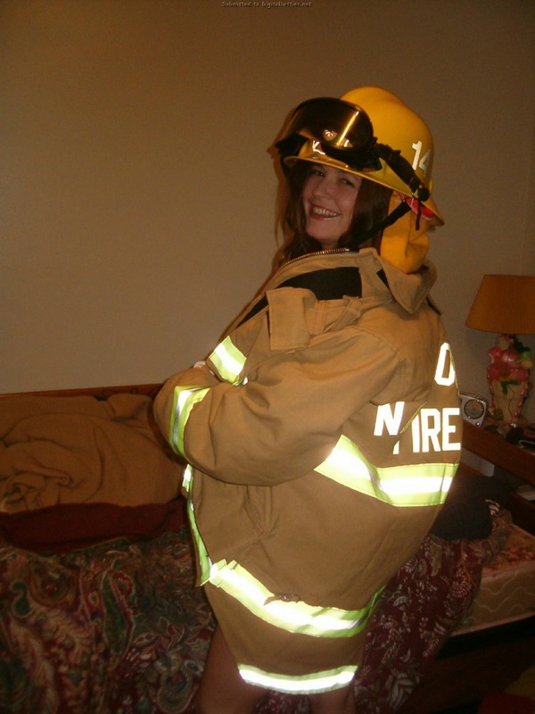 Спасательница снимает с сисек униформу 5 фотография