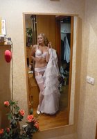 Перед свадьбой блондинка запечатлела себя в белом белье 12 фото