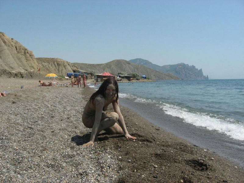 Группа путешествующих нудистов делает грязевые маски на море 12 фотография