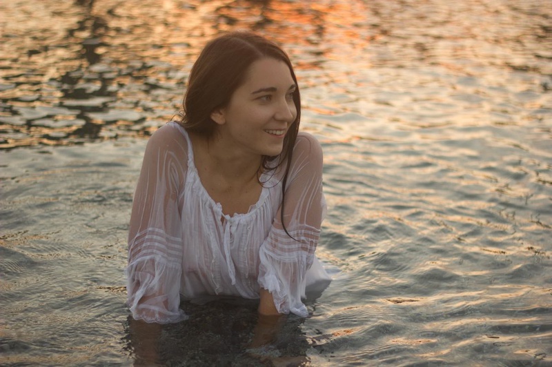 Прелестная милашка купается в озере в прозрачном платье 7 фотография