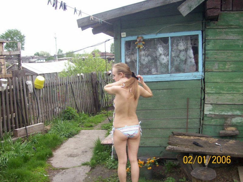 Молоденькая цыпочка демонстрирует себя на даче 5 фотография