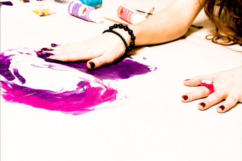 Сексапильная художница рисует на полотне обнаженными сиськами 2 фотография