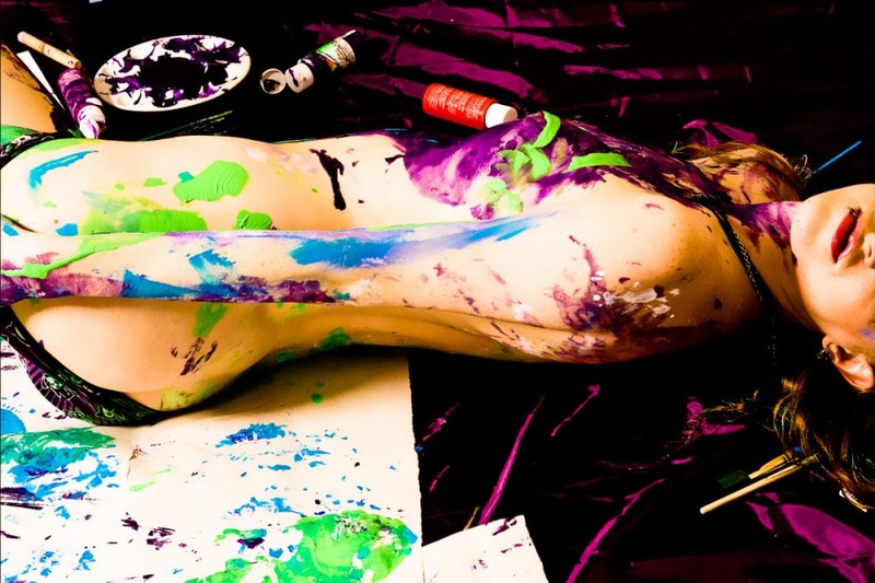 Сексапильная художница рисует на полотне обнаженными сиськами 29 фотография