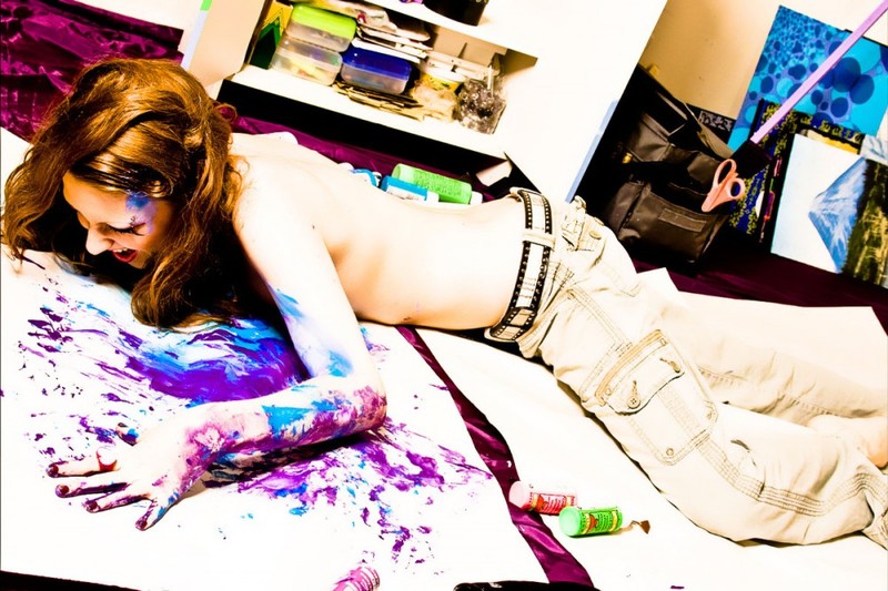 Сексапильная художница рисует на полотне обнаженными сиськами 15 фотография