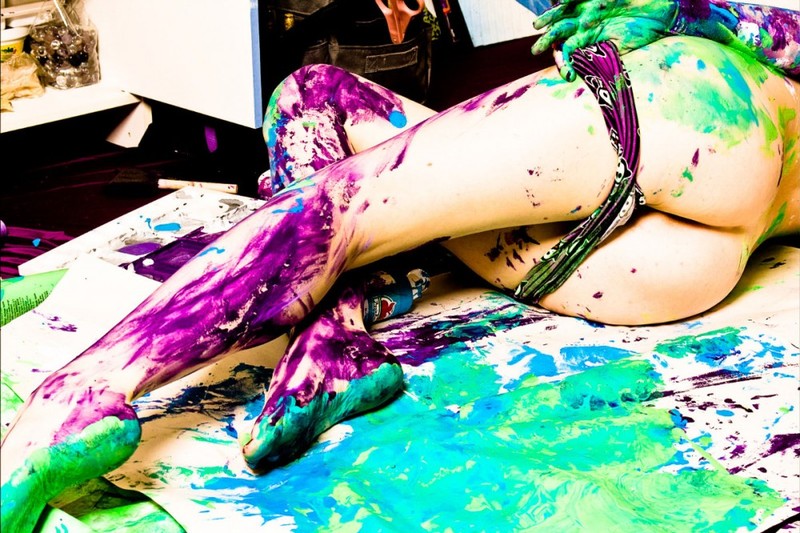 Сексапильная художница рисует на полотне обнаженными сиськами 28 фотография