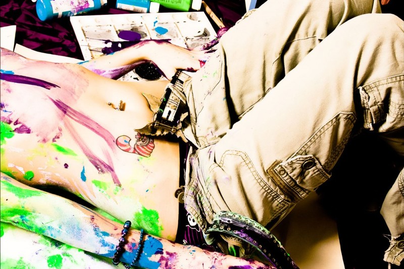 Сексапильная художница рисует на полотне обнаженными сиськами 19 фотография
