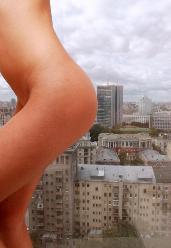 Обнаженная кучеряшка расположилась у окна московской многоэтажки 8 фотография