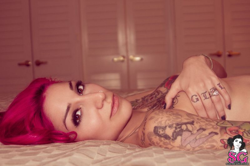 Неотразимая Сьюзи в кровати показывает татуировки и интимные места 11 фотография