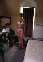 Опытная женщина оголилась до нижнего белья посреди комнаты 12 фото