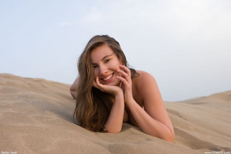 Джозефина на песчаной дюне хвастает раздетым телом 7 фотография