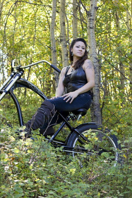 Пошлая Берта приехала на велосипеде в лес 7 фотография