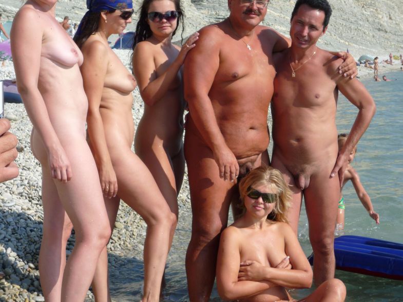 Компания нудисток обнимается с голым мужиком на пляже 15 фотография