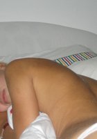 Молодая кокетка лежит на кровати голышом 2 фотография