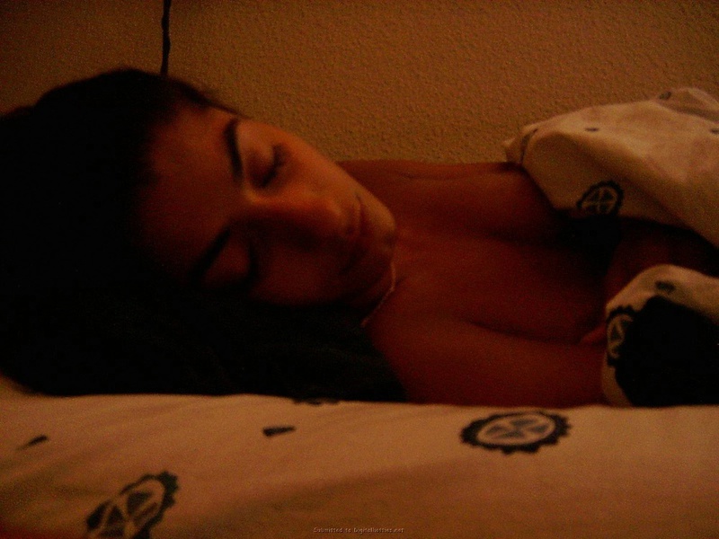 Арабская давалка не стыдиться лежать в постели без белья 11 фотография