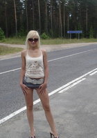 Блондинка без трусиков стоит на автостраде 4 фото