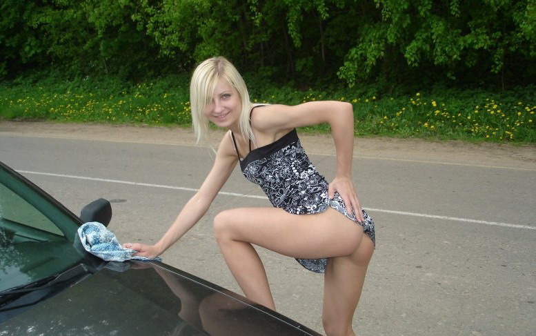 Блондинка без трусиков стоит на автостраде 10 фотография