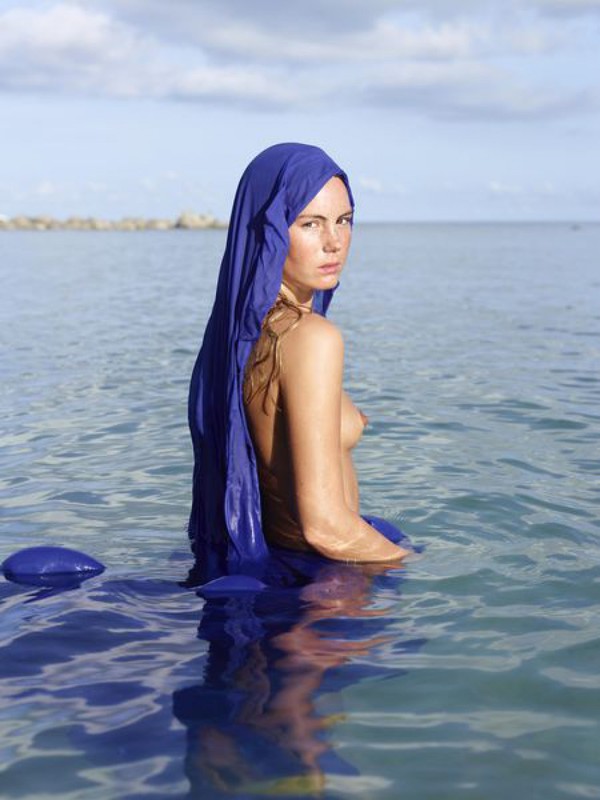 Теа купается в море в синей накидке 7 фотография
