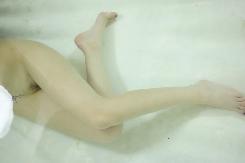 Готичная шлюшка Девилин распутничает в ванной 40 фотография