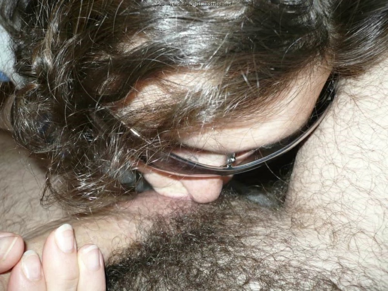 Мамка в темных очках светит мандой в предвкушении орального секса 7 фотография