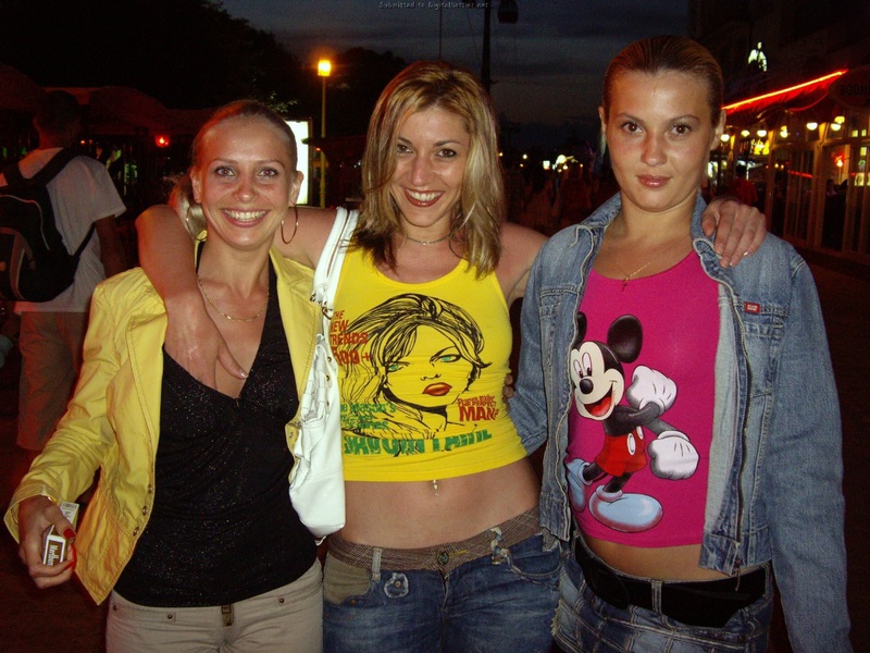 Три подруги-лесбиянки загорают после пьянки 2 фотография